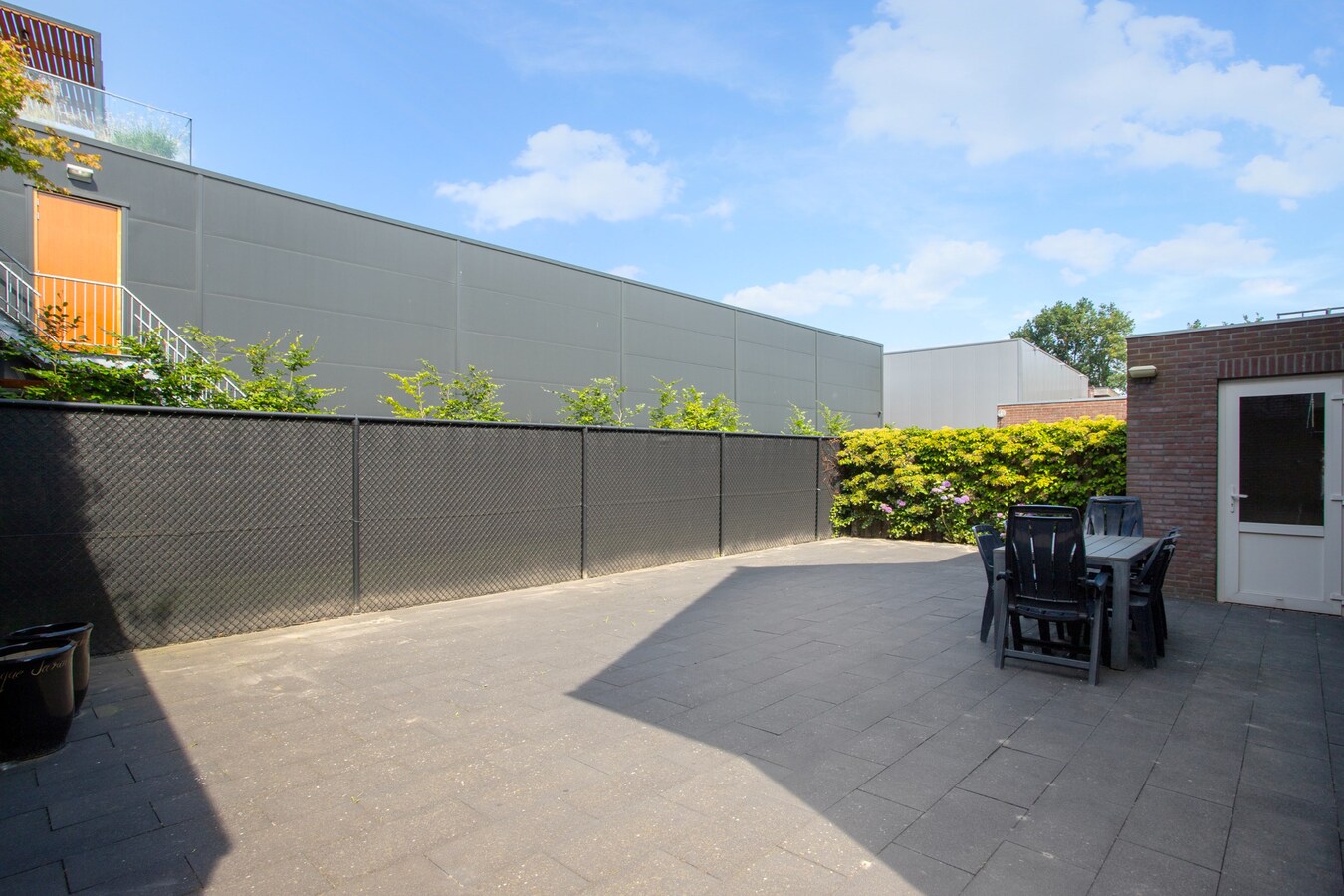 Uitgebouwde vrijstaande woning met berging gelegen op een perceel van 561 m2. 