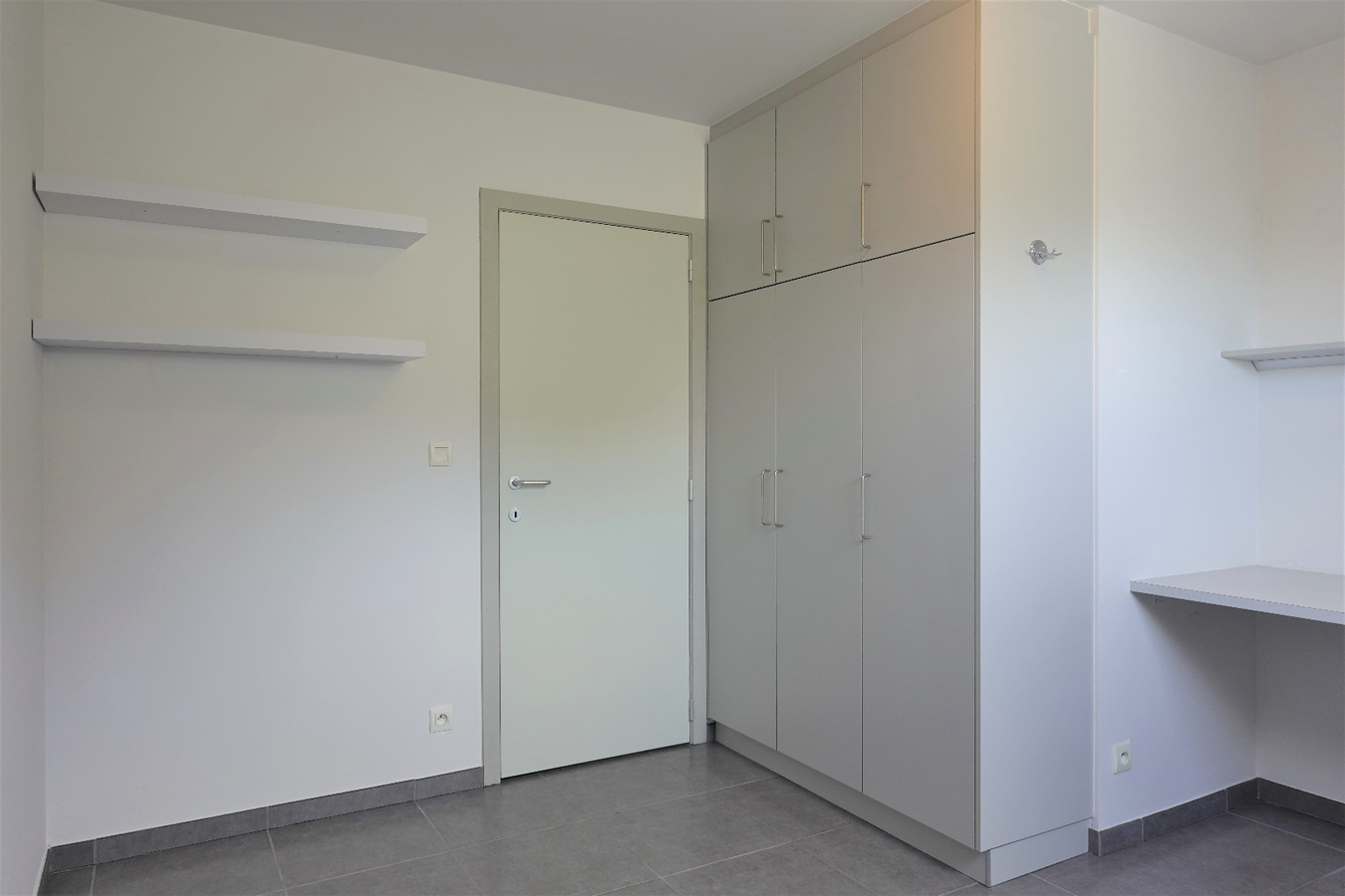 Appartement met autostaanplaats, fietsenberging en terras 