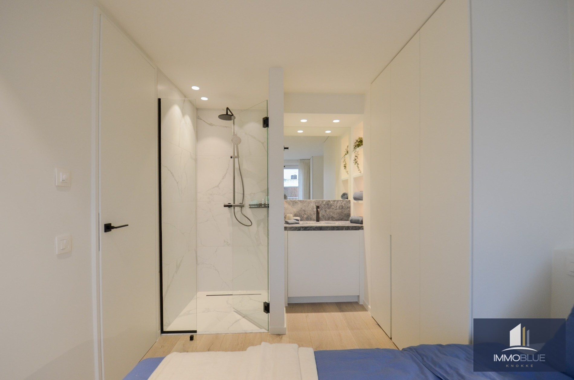 Penthouse entièrement rénové avec deux terrasses spacieuses (+/- 50 m²) situé à deux pas de la mer. 