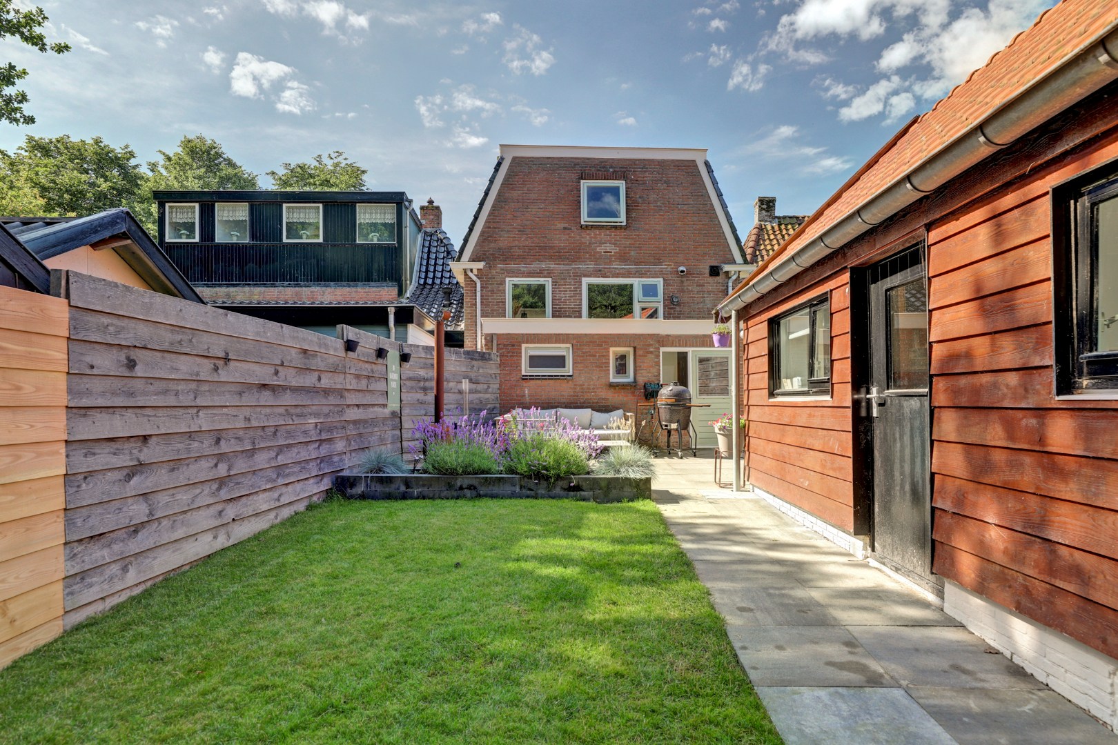 Instapklaar en tot in de puntjes verzorgd, met twee slaapkamers en een fraai verbouwde schuur voor praktijk, werk of hobby. 