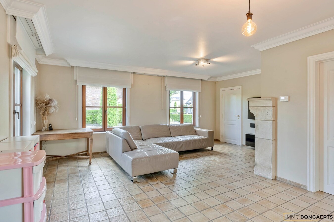 Ruime woning op een zeer rustige locatie met tuin, garage, carport en 3 slaapkamers in Opglabbeek. 