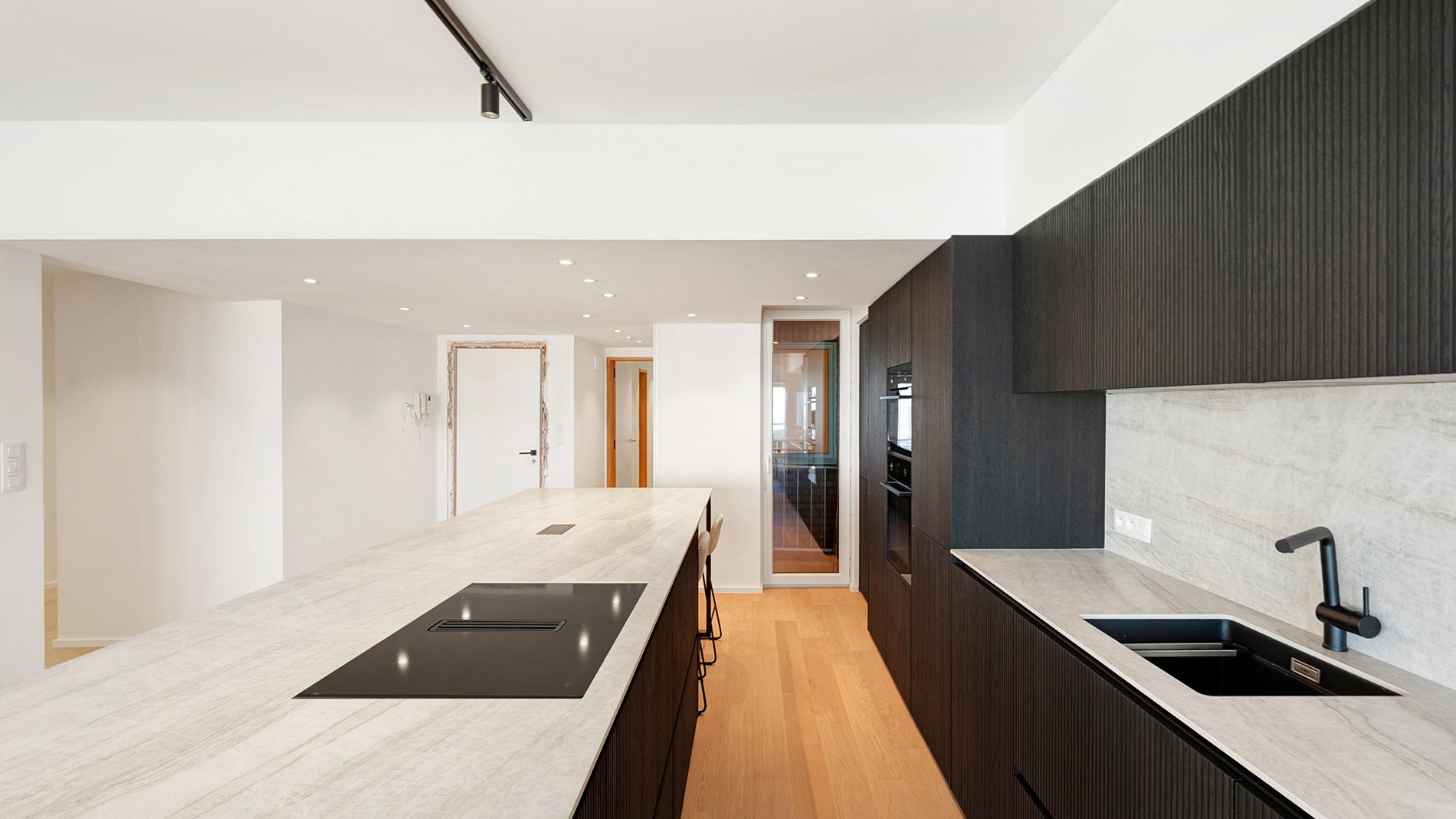 Exclusief ruim plateau-appartement met frontaal zeezicht aan het Rubensplein – met optie tot inpandige parking 