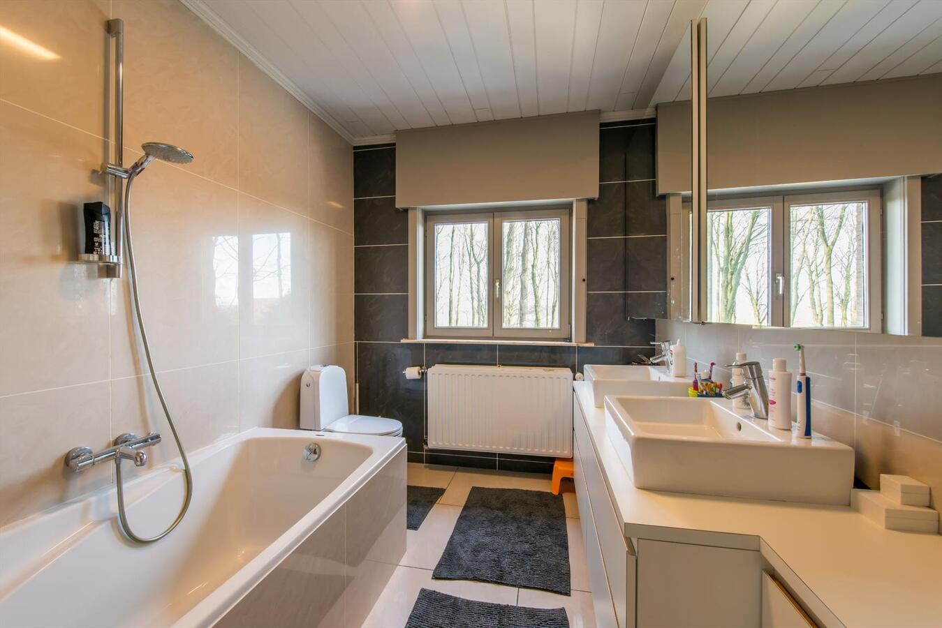 Uitstekend gelegen villa met prachtige vergezichten op 1ha28a21ca 