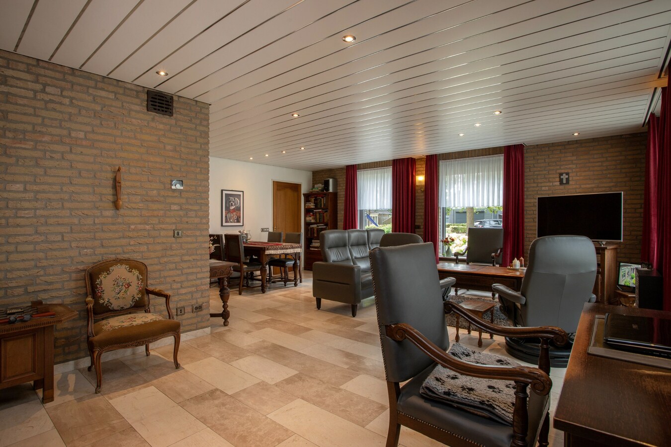 Vrijstaande degelijk gebouwde woning met inpandige dubbele garage. 