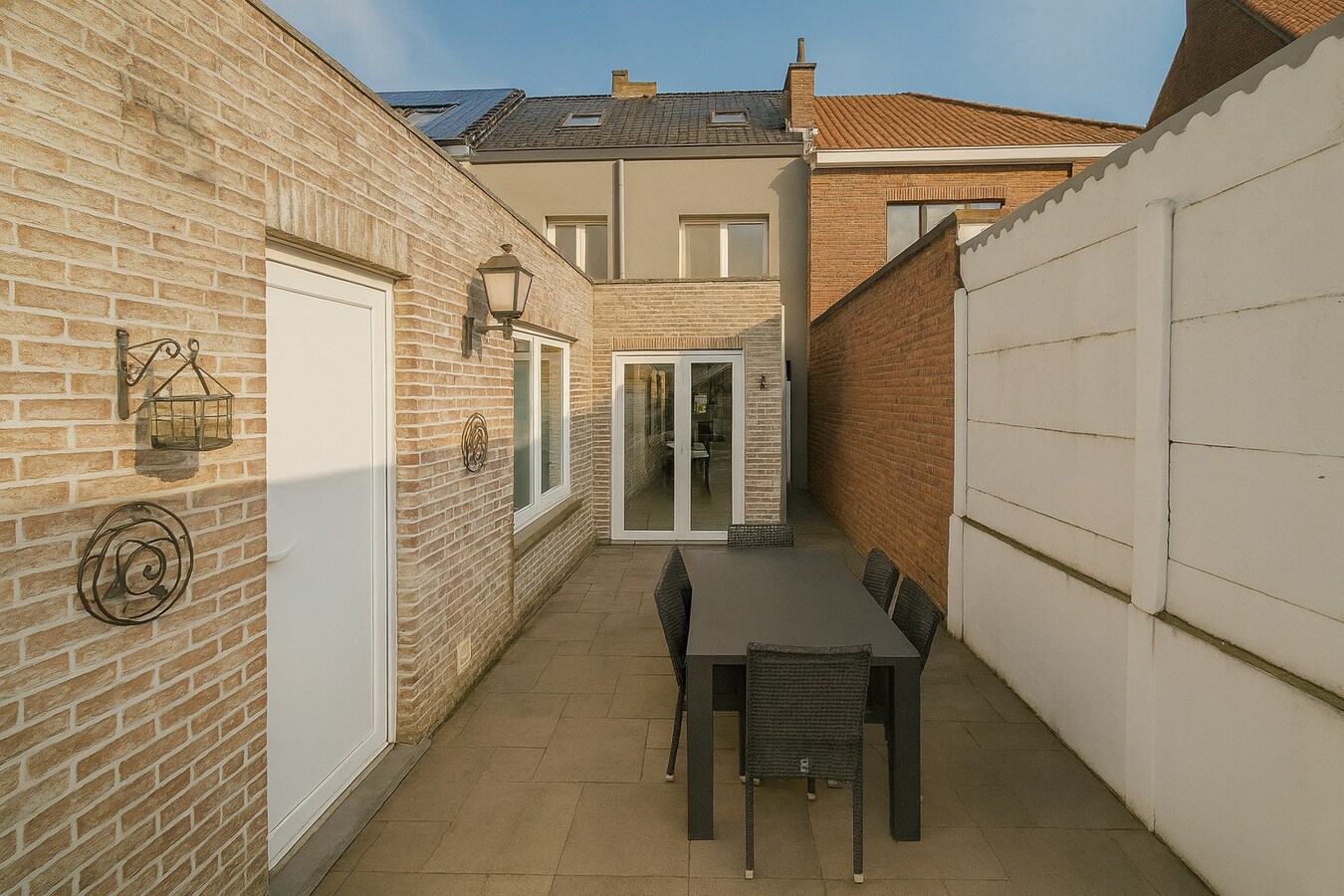 Instapklare, ruime moderne woning met 4 slaapkamers en uitgestrekte tuin te koop in hartje Temse! 