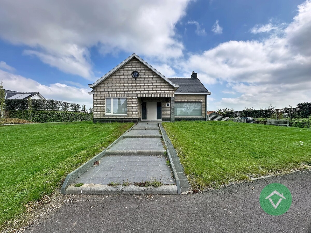 Statige bungalow op 1.811m² met landelijk zicht, drie slaapkamers en twee garages te Ichtegem 