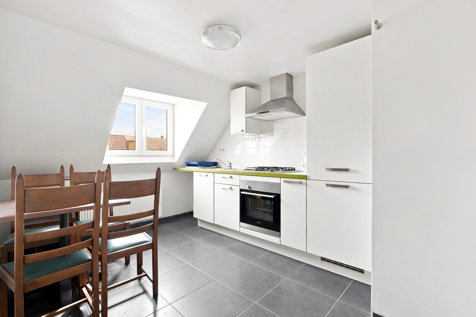 Ruime hoekwoning met 3 woonunits in het centrum van De Panne. 