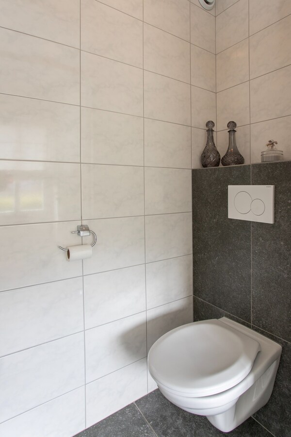 Royale gemoderniseerde gezinswoning met grote woonkamer, open keuken en vijf slaapkamers in hartje Middelbeers 