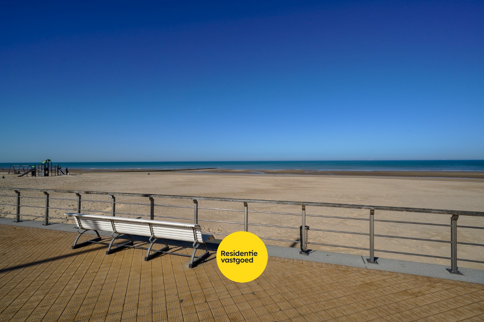 Instapklaar 3- slaapkamerappartement op toplocatie aan het strand! 