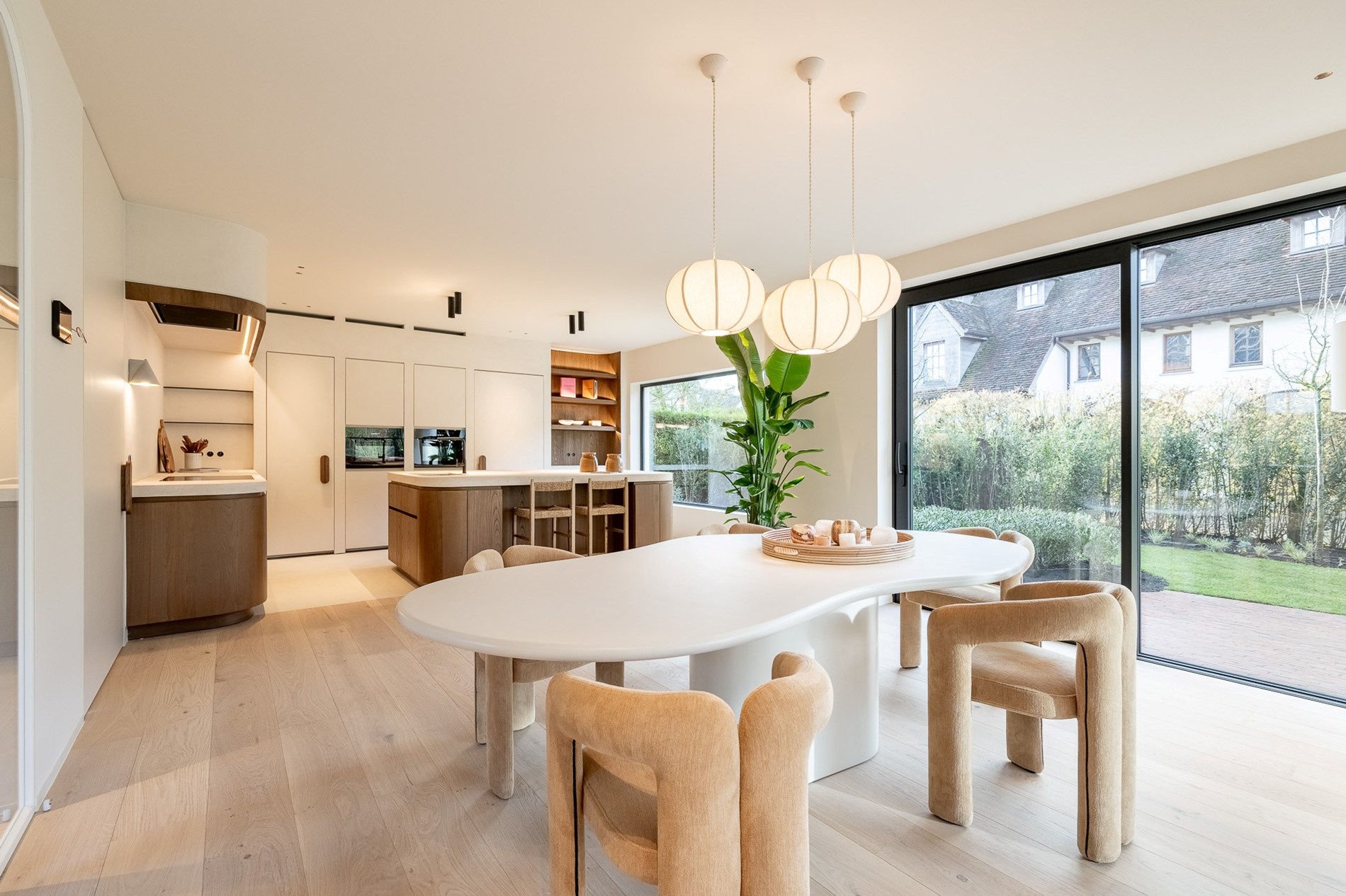 Luxueus gerenoveerde koppelvilla met zwembad in de Noordzeelaan te Knokke. 