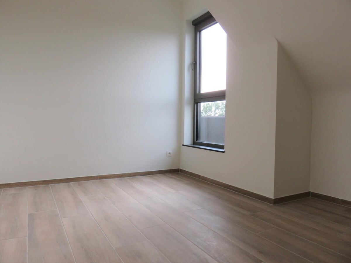 Dakappartement met 2 slaapkamers, terras en autostaanplaats! 