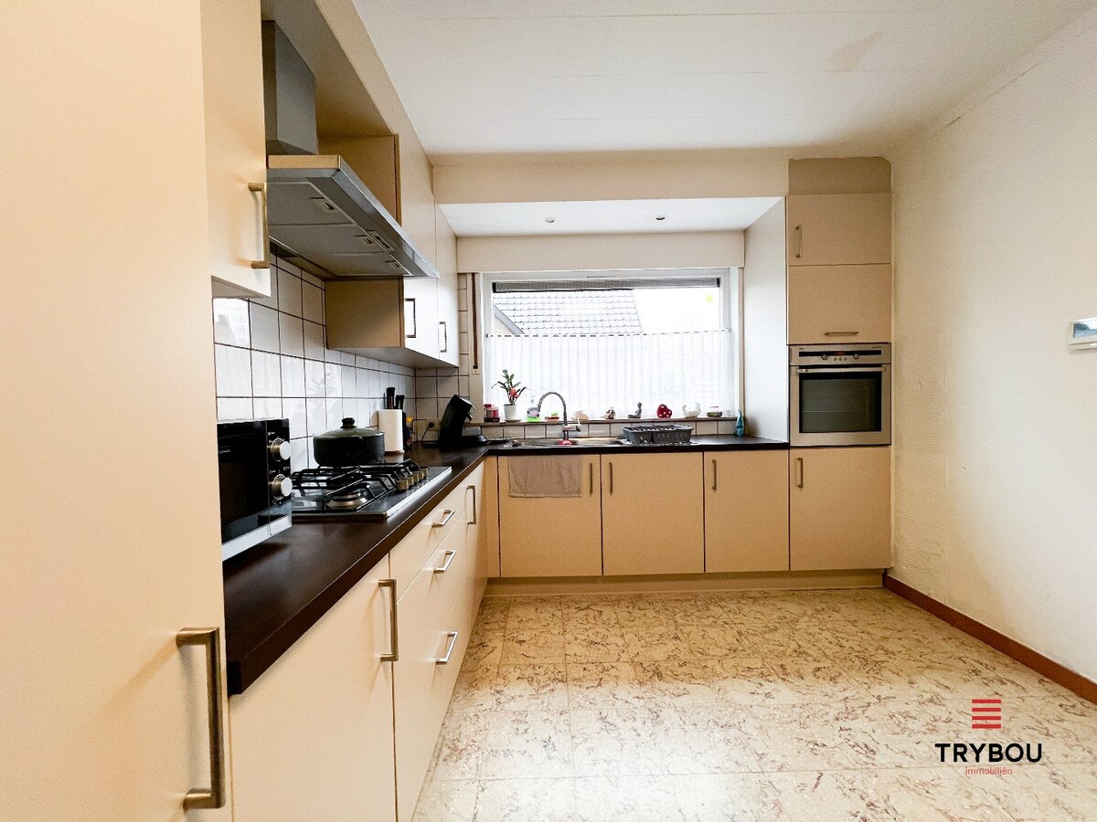 Ruime woning met garage, tuin en drie slaapkamers 