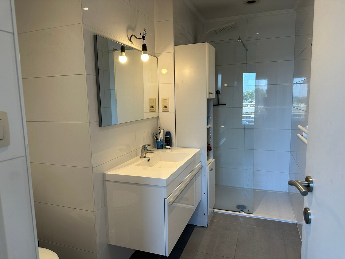 Lichtrijk appartement met 70m² terras 