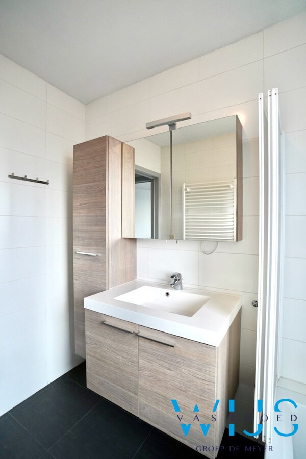 Instapklaar appartement met garage te Oosteeklo ! 