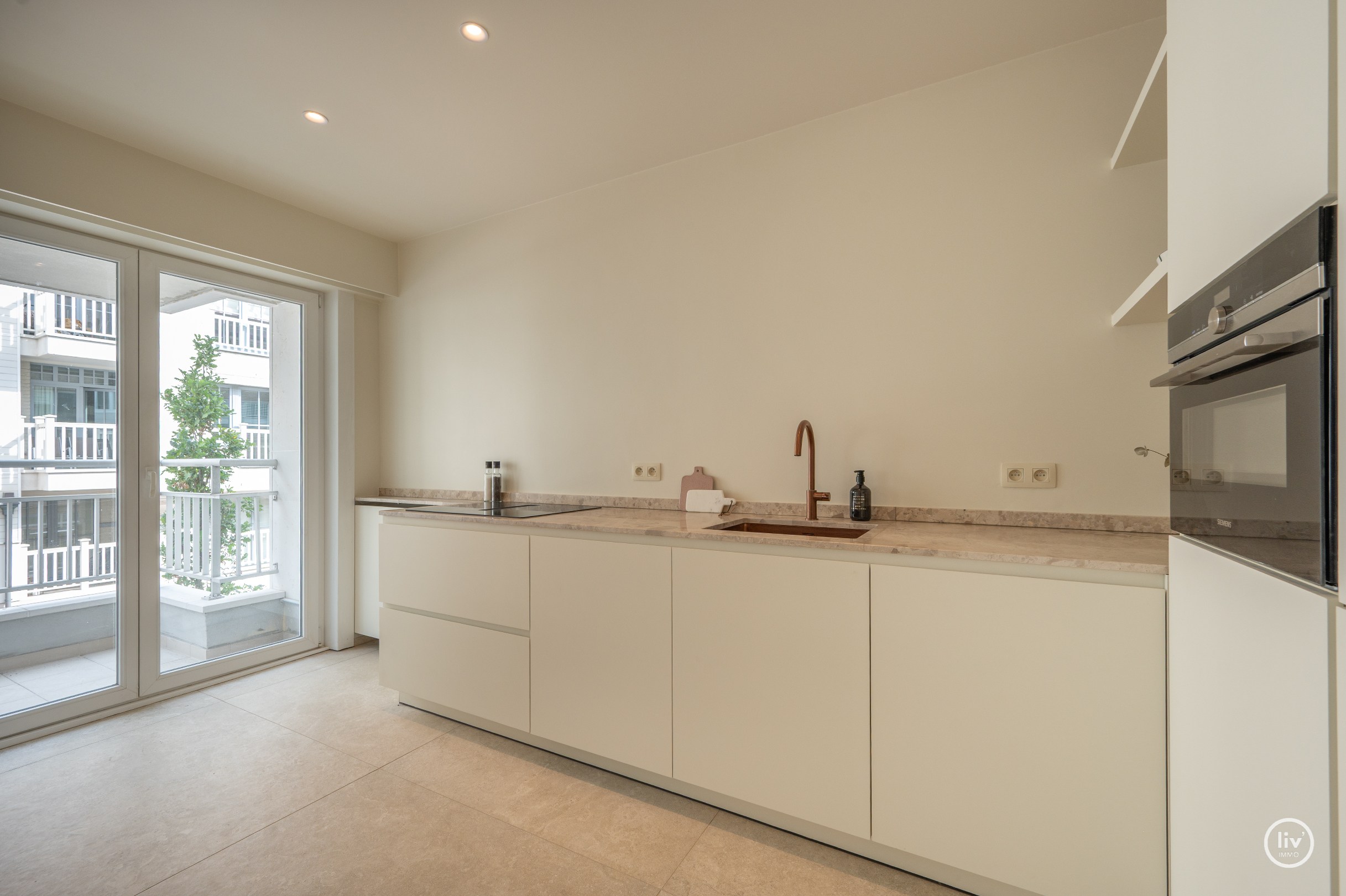 Appartement de 2 chambres élégamment rénové, idéalement situé près du Zoute. 