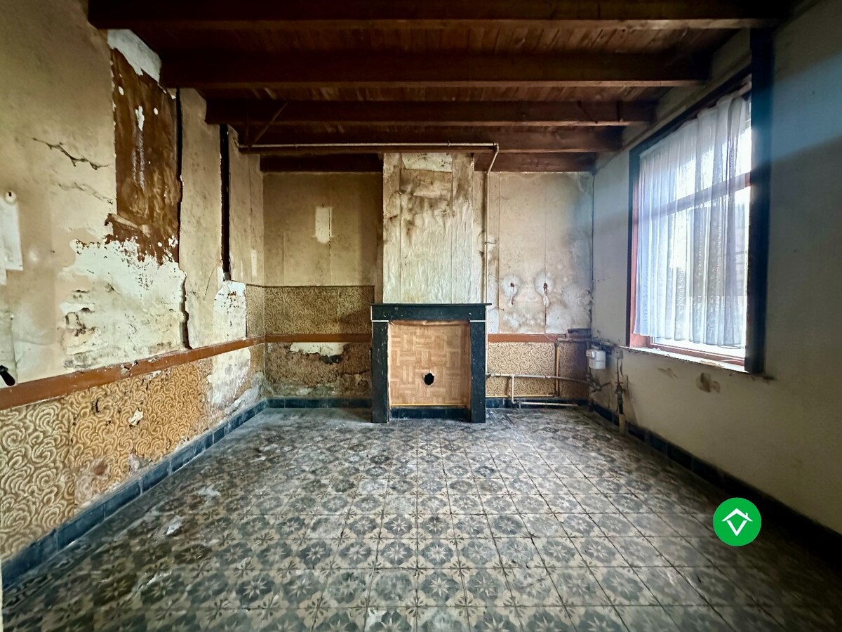 Te herbouwen of te slopen hoeve op ruim perceel in landelijke omgeving 