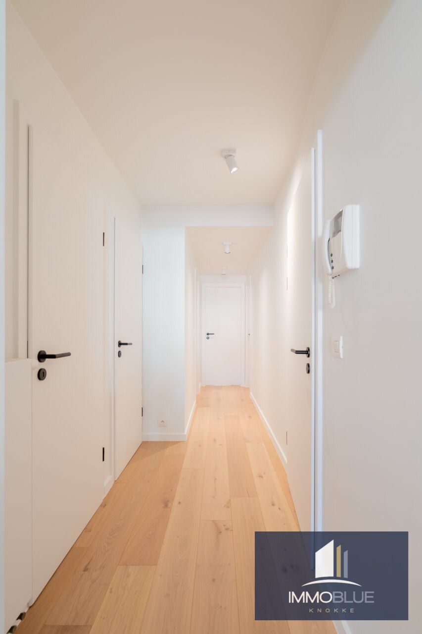 Volledig gerenoveerd, lichtrijk appartement gelegen in een kleine residentie. 