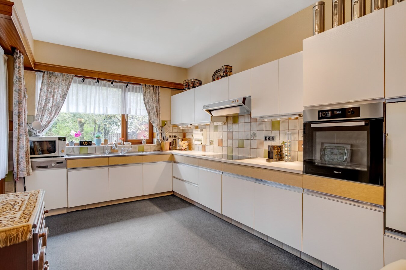 Vrijstaande woning met garage op ruim perceel in het centrum. 