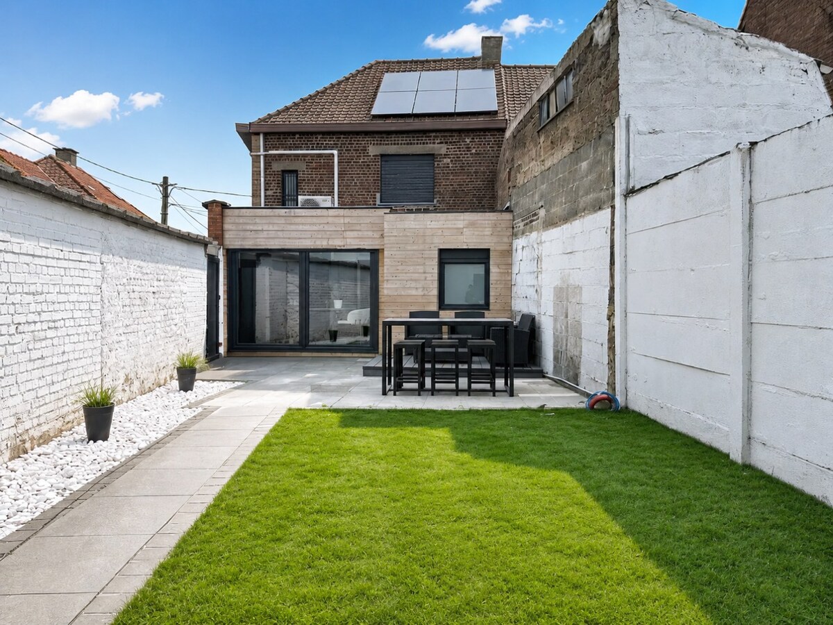 Gerenoveerde halfopen bebouwing EPC B met 3 slaapkamers, dubbele garage en tuin! 