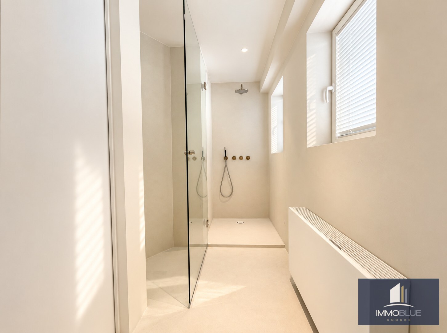 Offre exceptionnelle : Villa entièrement rénovée avec vue frontale sur la mer. 