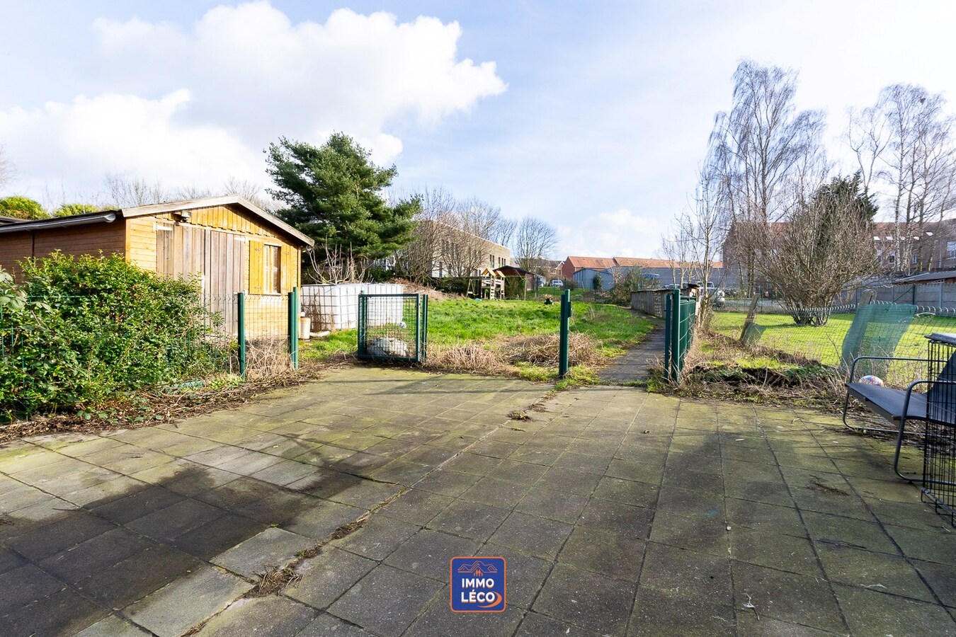 Maison rénovée érigée sur un terrain de 1448m² avec grand parking privatif, TOP SECTEUR 