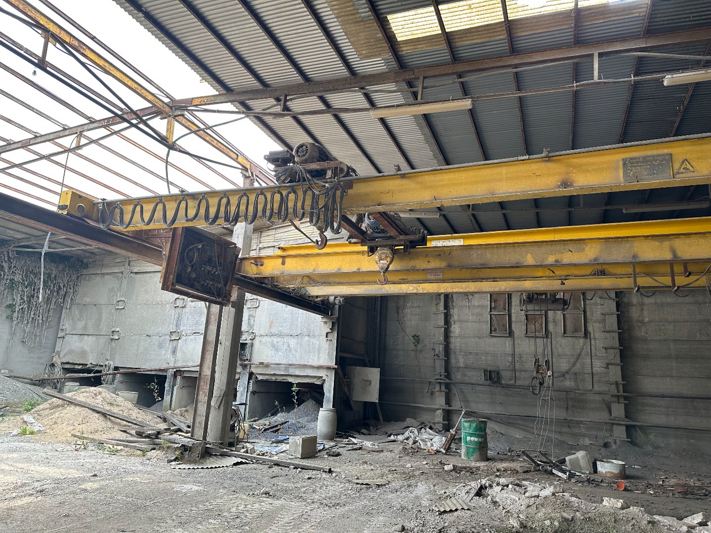 Industriële hangar met een open ruimte in Waregem. 