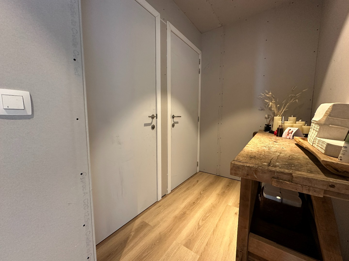 Prachtige kantoorruimte, 275 m², met private parking, gunstig gelegen te Torhout. 