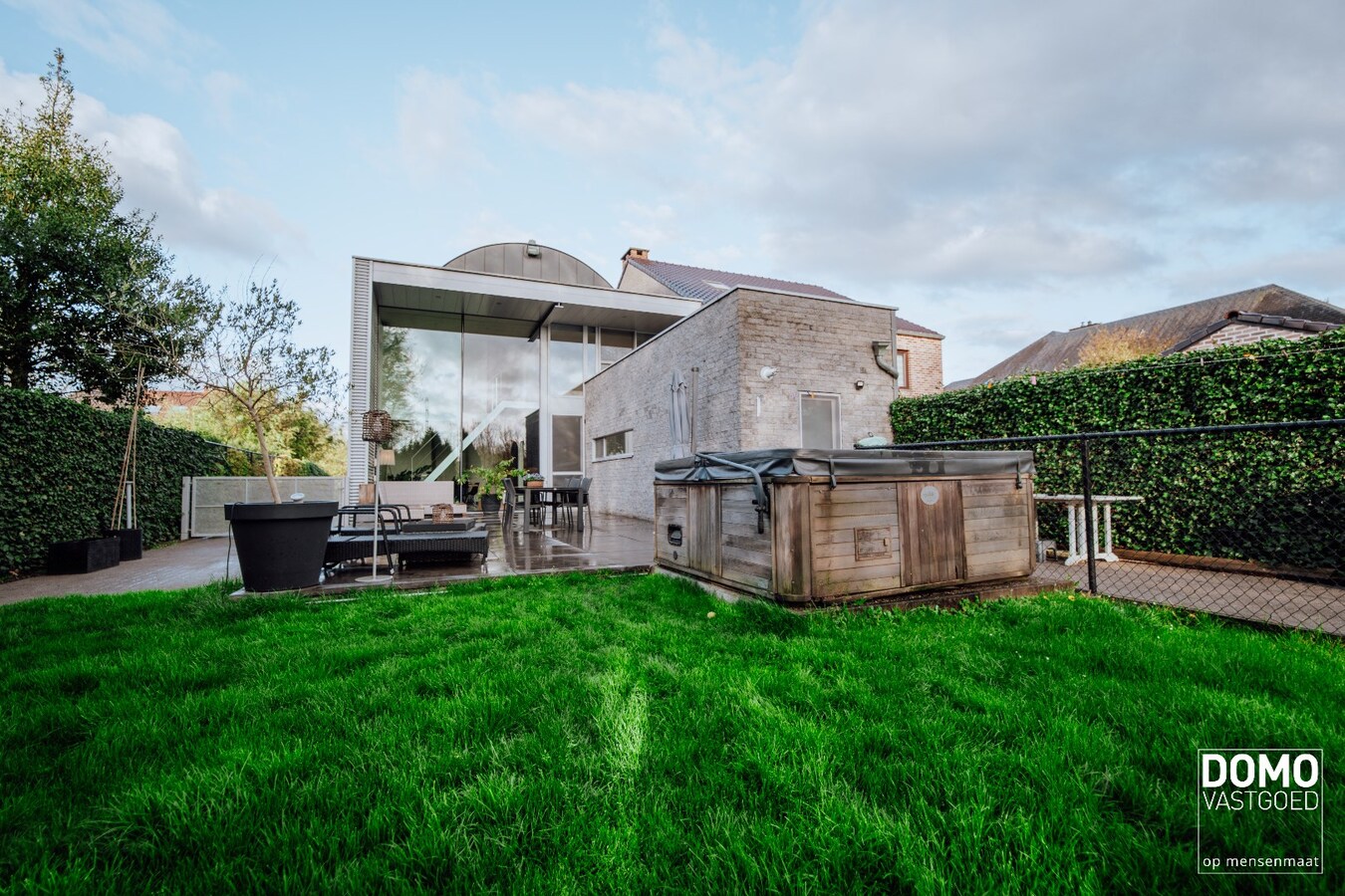 UNIEKE HALF OPEN WONING IN INDUSTRIËLE LOOK MET 3 SLAAPKAMERS, 2 BADKAMERS EN TUIN GELEGEN TE HASSELT 