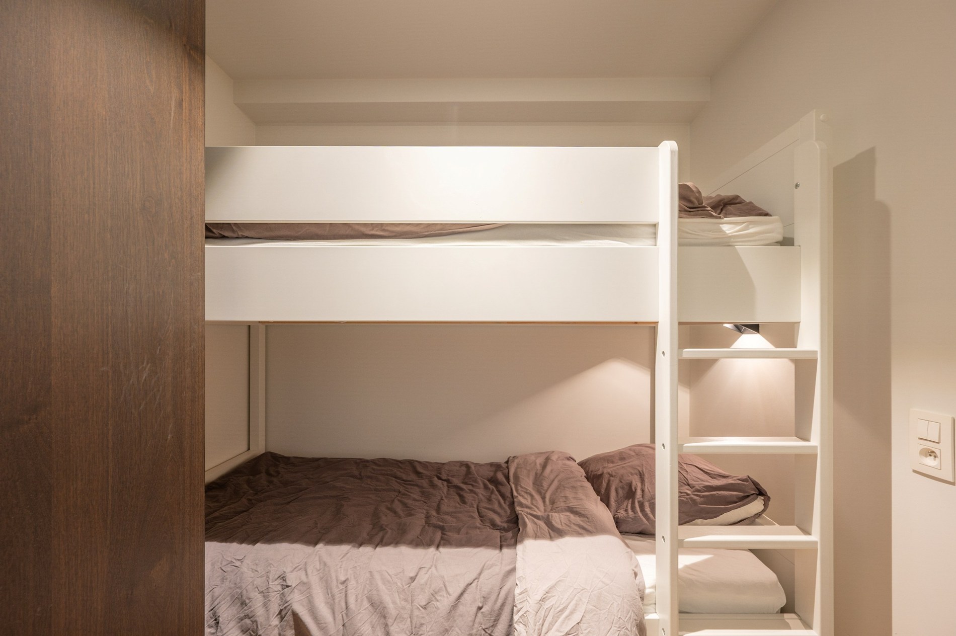 Luxueus volledig gerenoveerd 3 slaapkamer appartement te Parmentierlaan gelegen nabij de Zeedijk. 