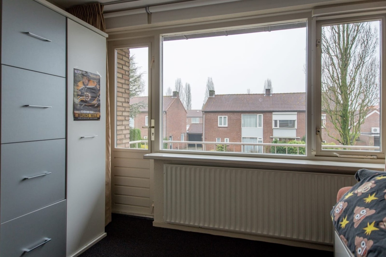 Sfeervolle en gunstig gesitueerde tweekapper met garage, berging en vrije achterom gelegen op 221 M². Deze woning ligt op loopafstand van het centrum van Hilvarenbeek. 