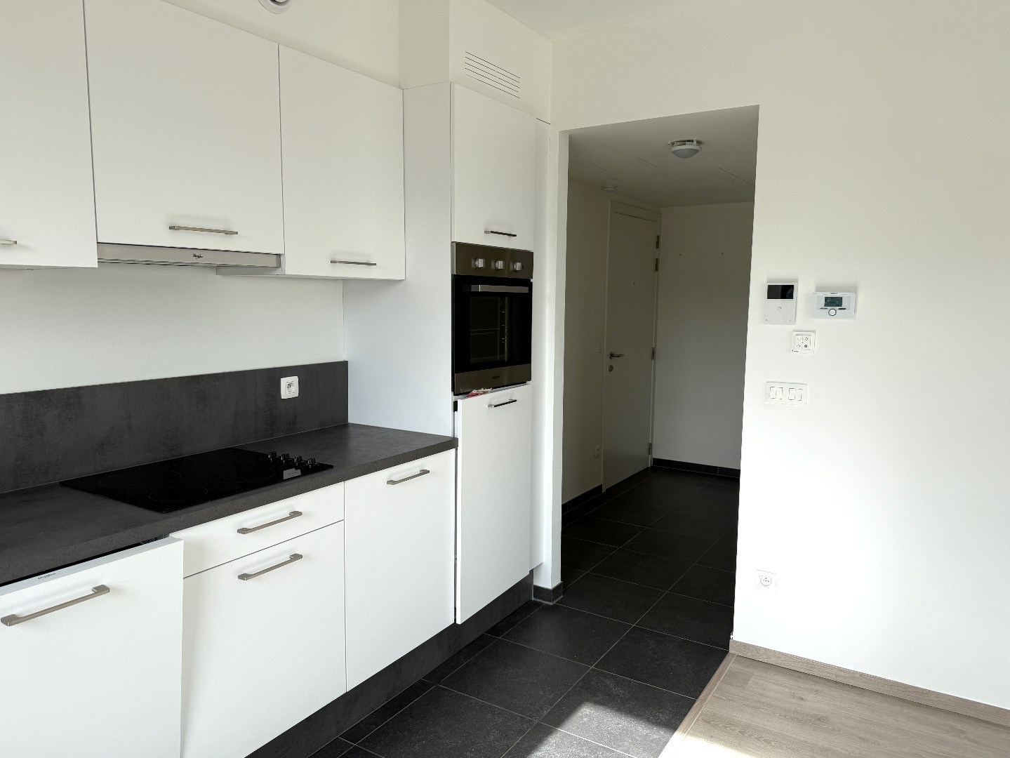 keuken en doorgang inkomhal