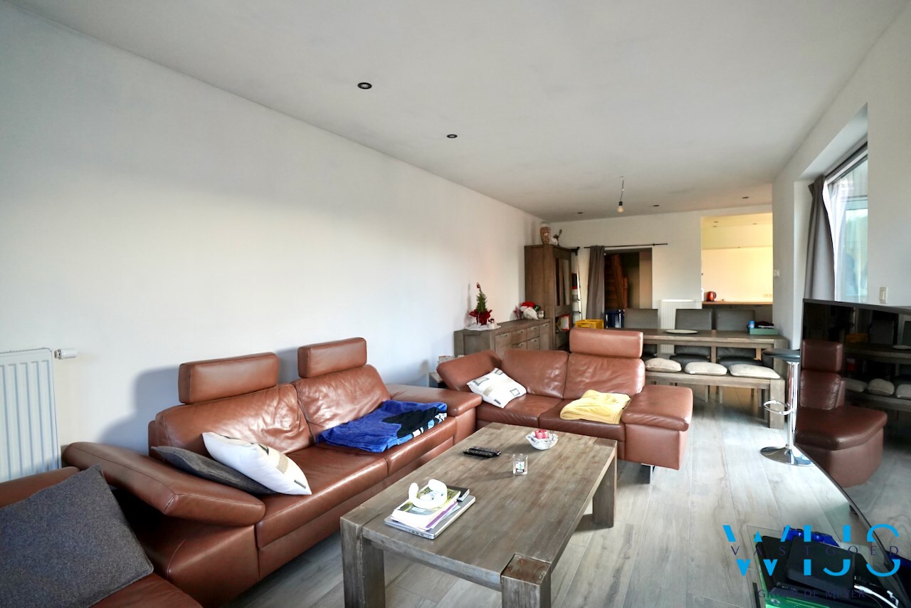 Volledig gerenoveerd woonhuis op 750m² in hartje Ertvelde ! 