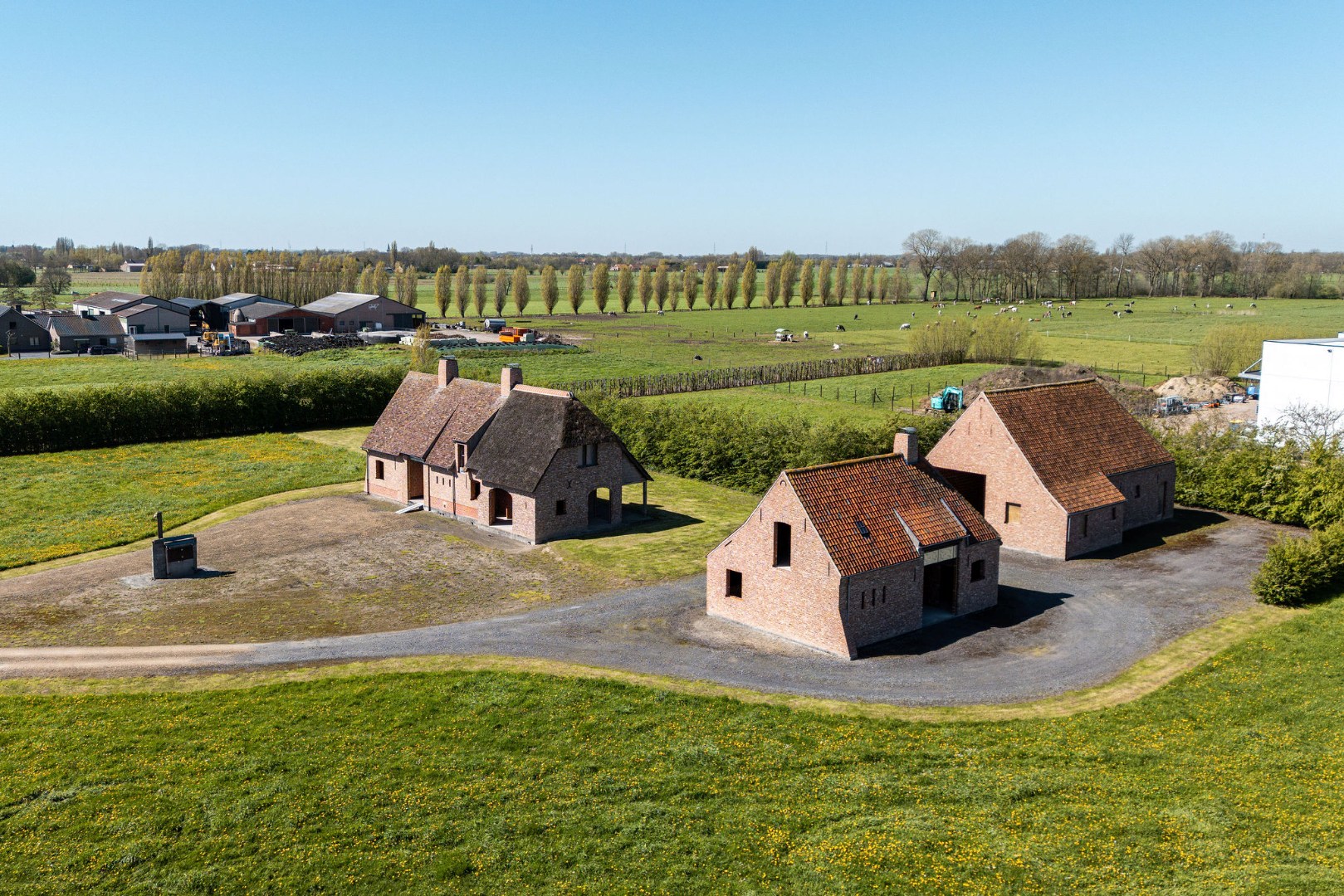 Landelijk gelegen ruwbouwhoeve met bijgebouwen op uitzonderlijk perceel van ca. 9.331 m² 