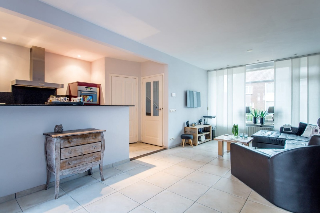 Sfeervolle en gunstig gesitueerde tweekapper met garage, berging en vrije achterom gelegen op 221 M². Deze woning ligt op loopafstand van het centrum van Hilvarenbeek. 