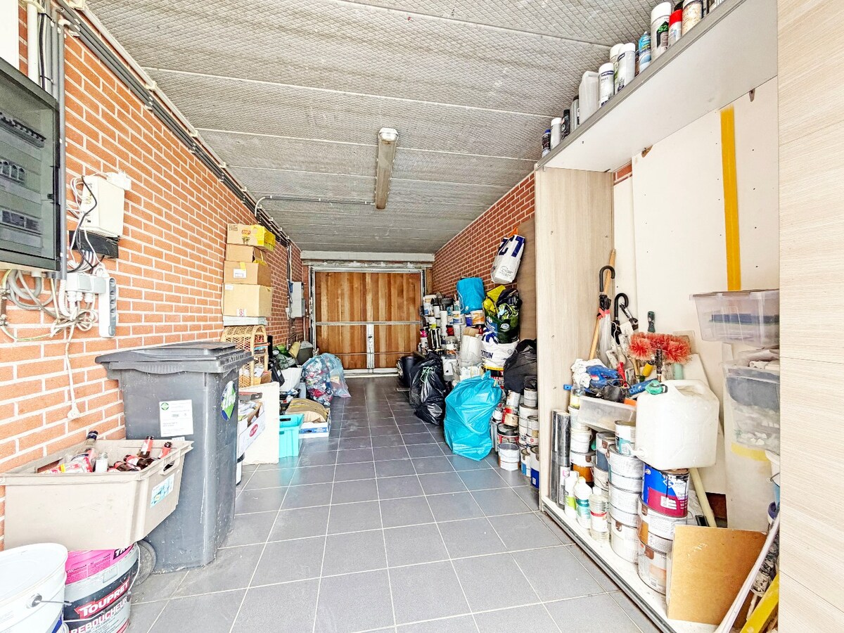 Verder te renoveren woning met garage en tuin nabij centrum Herzele 
