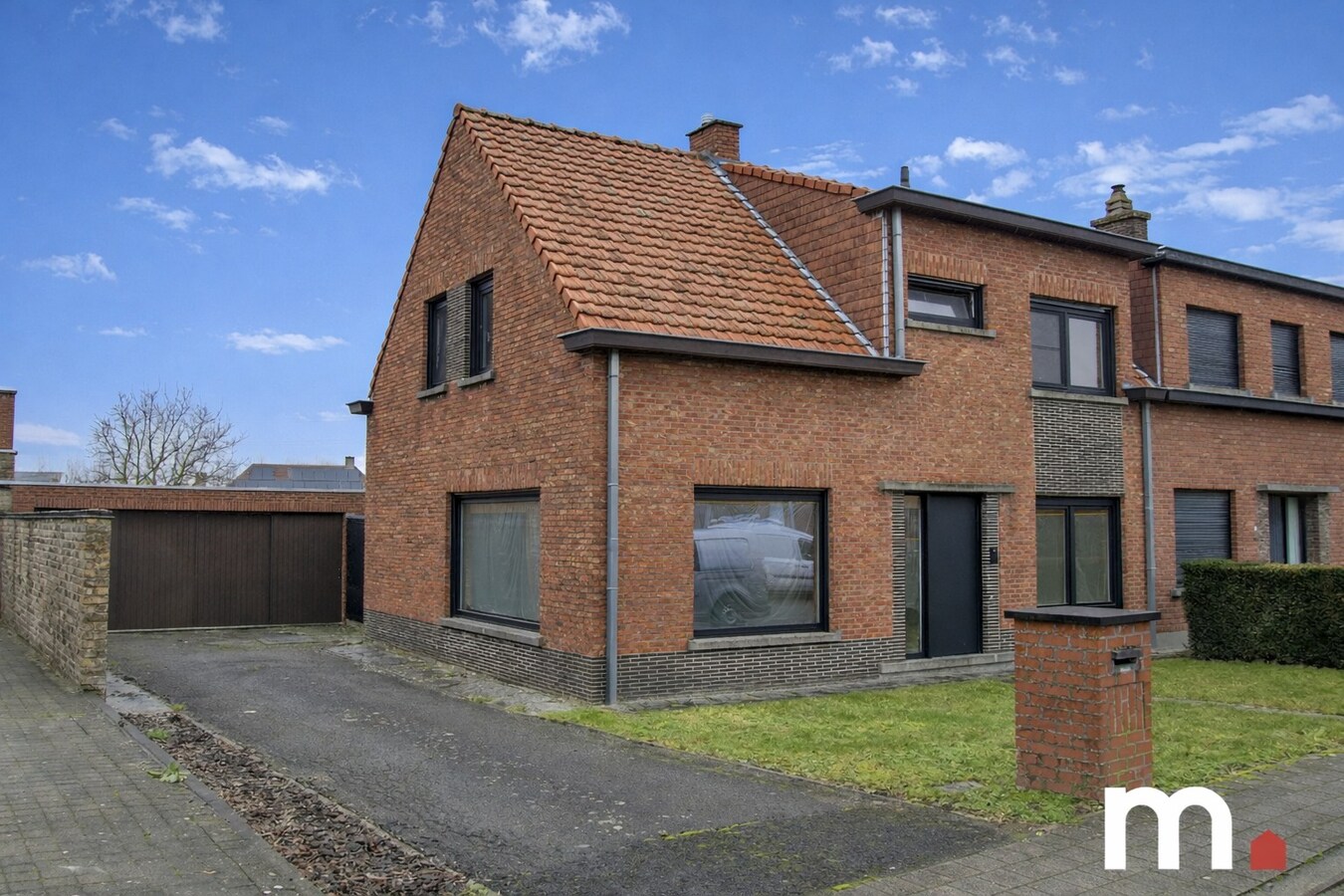 Halfopen bebouwing op 695 m2 met grote tuin en atelier te Lendelede ! 