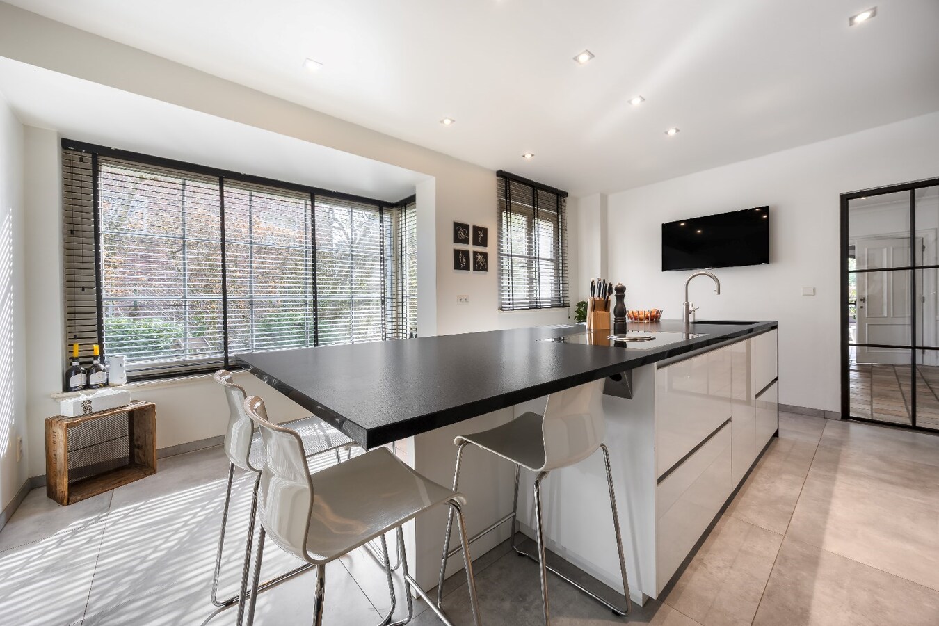 Sels villa met 4 slaapkamers, dubbele carport en garage, Zuid-West tuin op een perceel van 1.991 m² te Schilde - 's-Gravenwezel, 