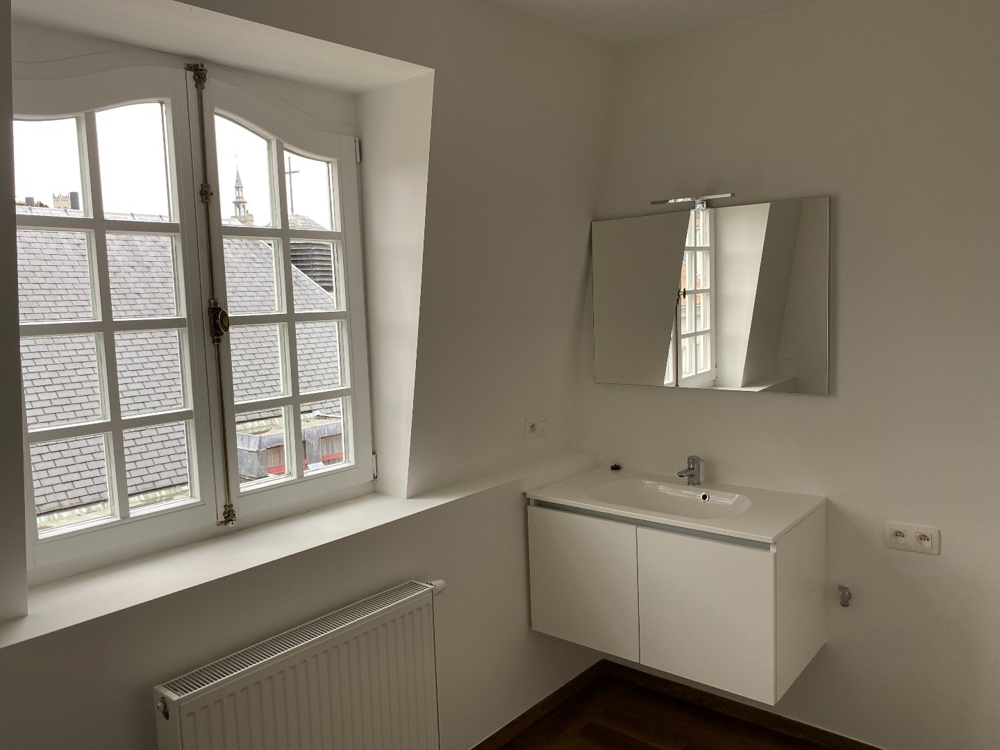 Volledig gerenoveerd 2 slaapkamer appartement 