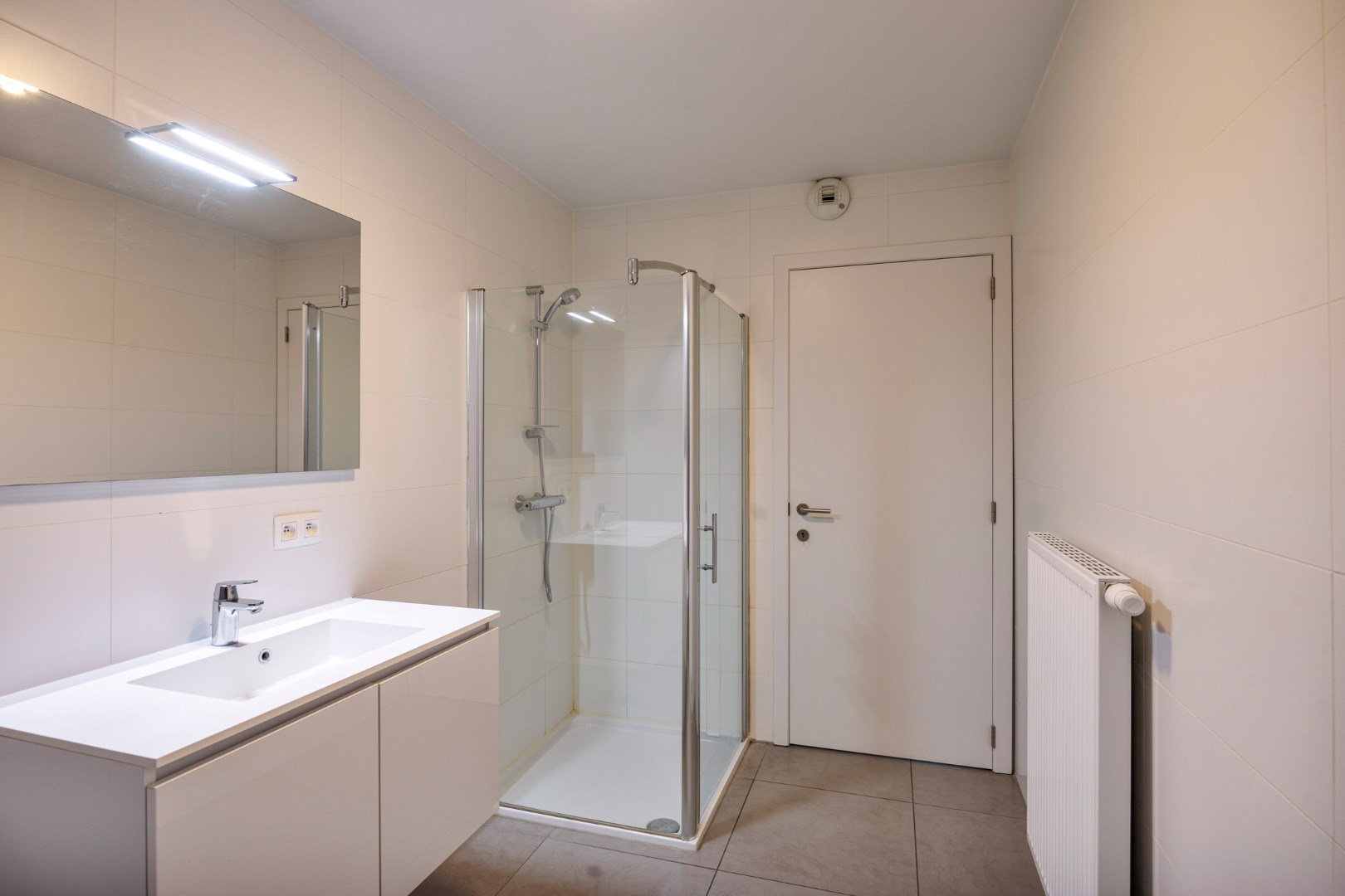 Ruim en lichtrijk appartement met 2 slaapkamers, terras en autostaanplaats vlakbij autostrade - EPC 108 kWh/m² 