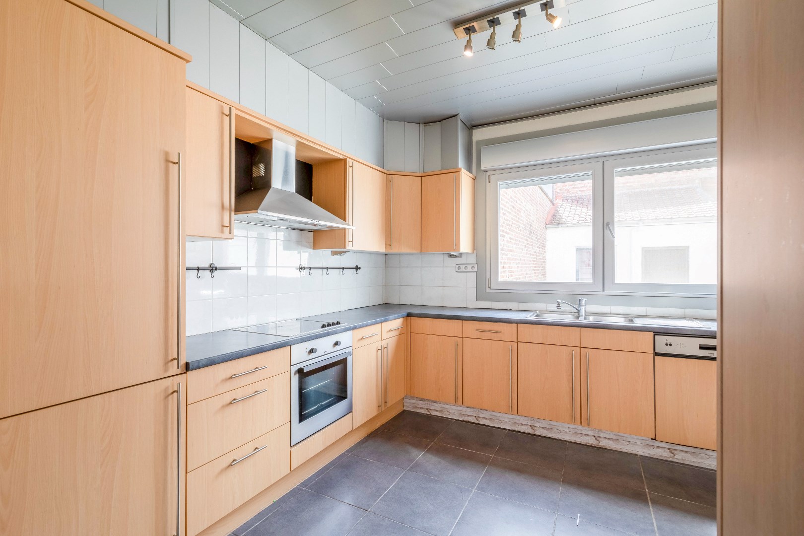 Toffe woning in rij met ingerichte tuin en garagebox 