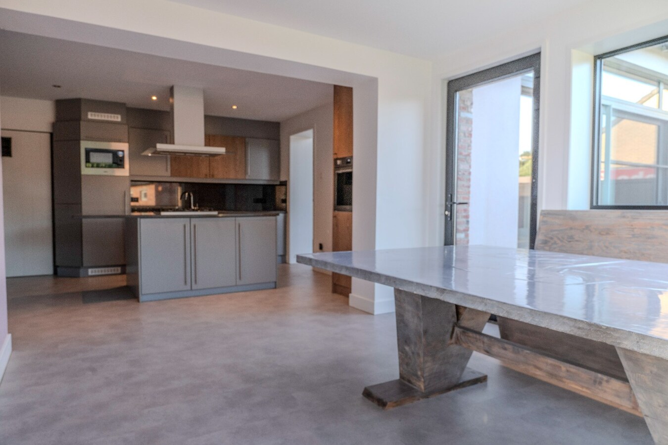 Ruim huis met vergunde stal 