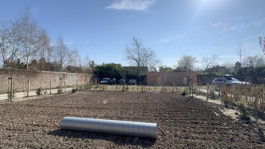 Kantoor te huur in prachtig gerenoveerde vierkantshoeve te Zwijnaarde