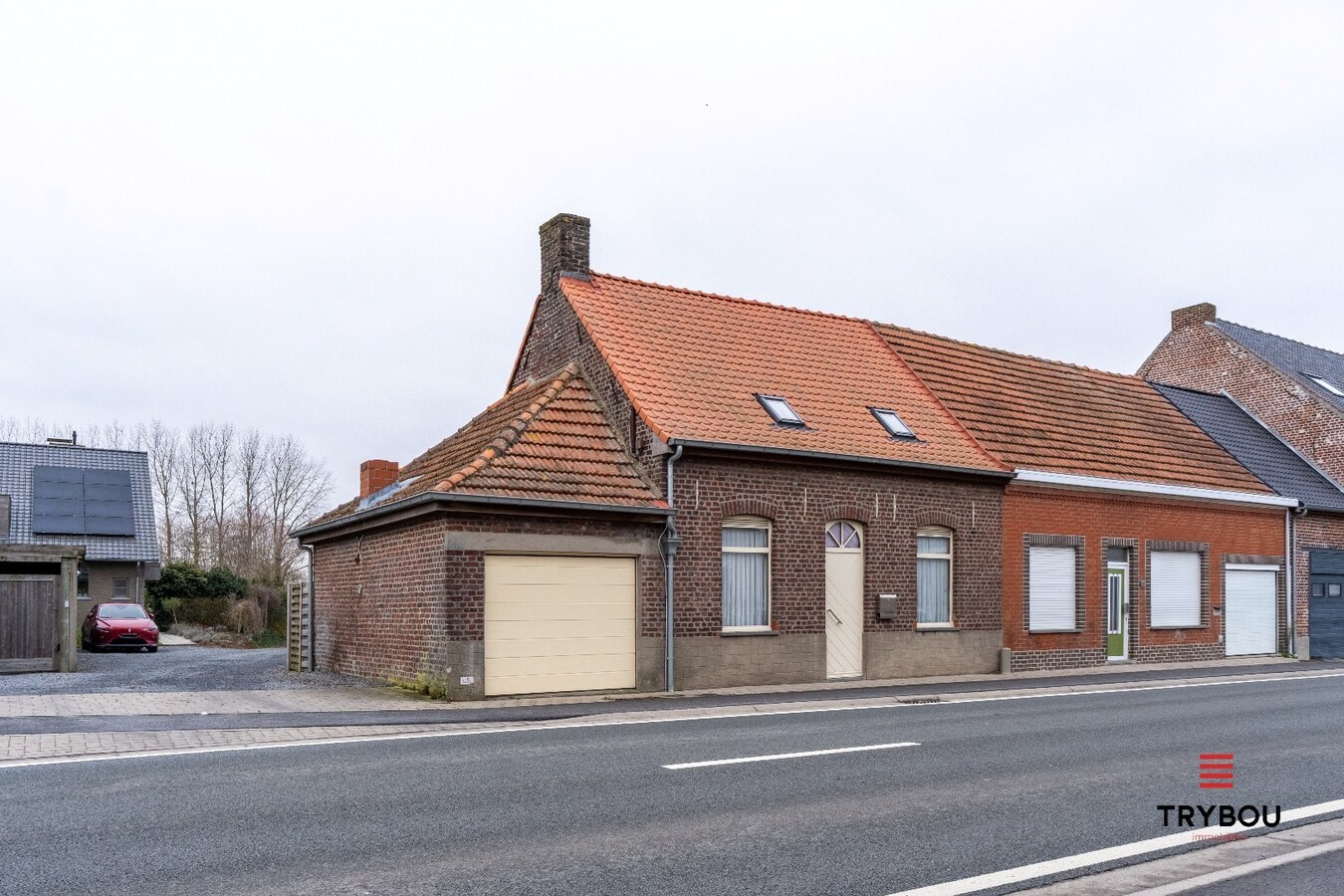 Kloeke woning met tuin, 2 garages en uitweg 