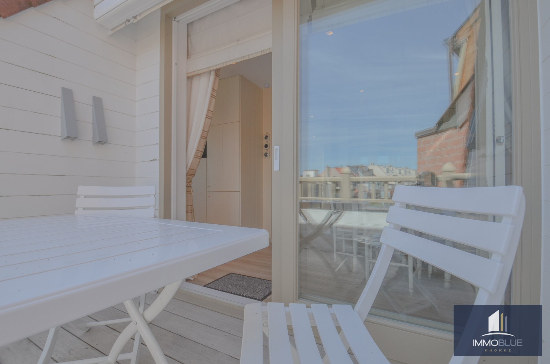 Appartement duplex élégant avec terrasses ensoleillées et vue dégagée sur les villas du Zoute. 