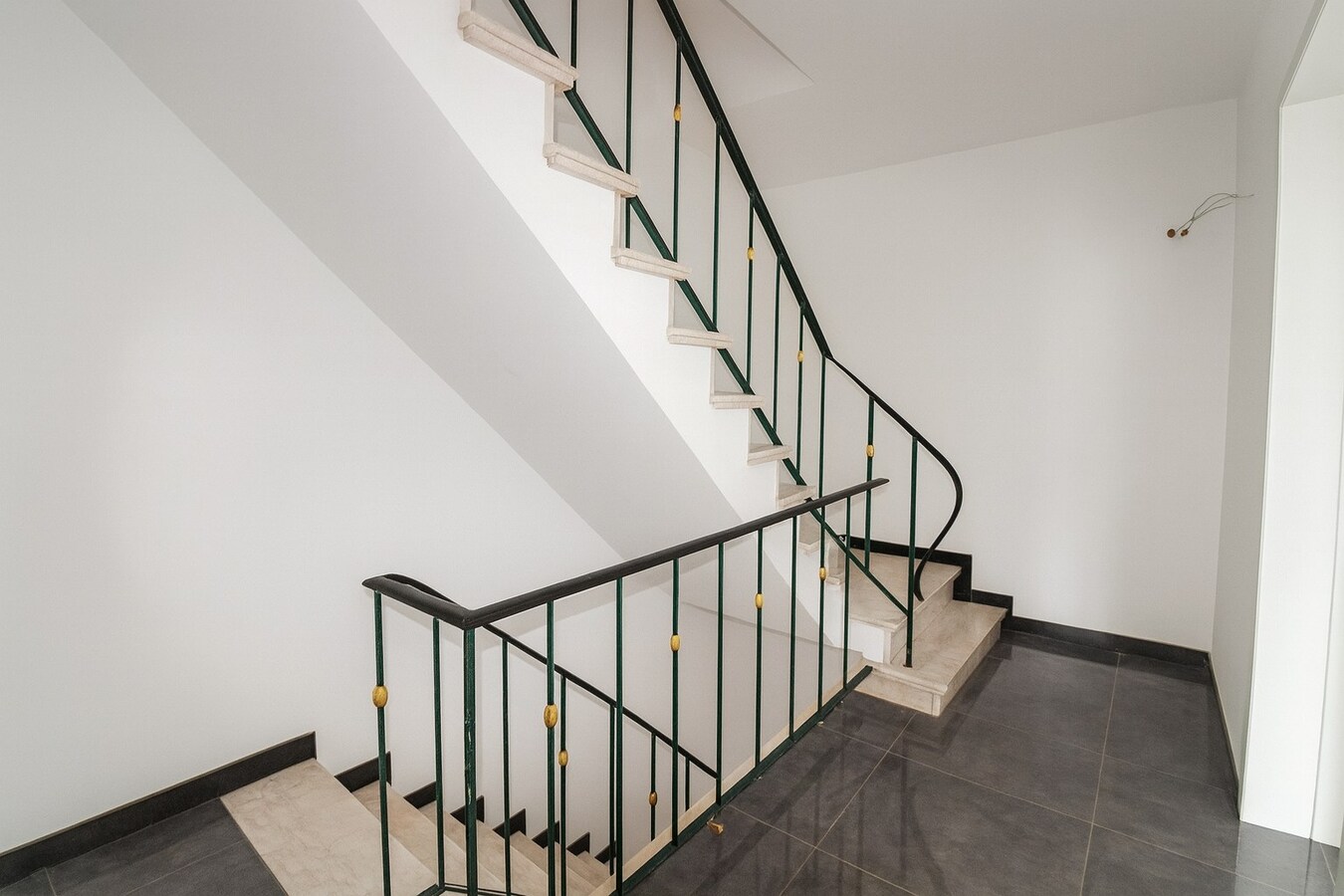 Exclusieve bel-etage in Sint-Niklaas te koop: stijlvol wonen met EPC B! 