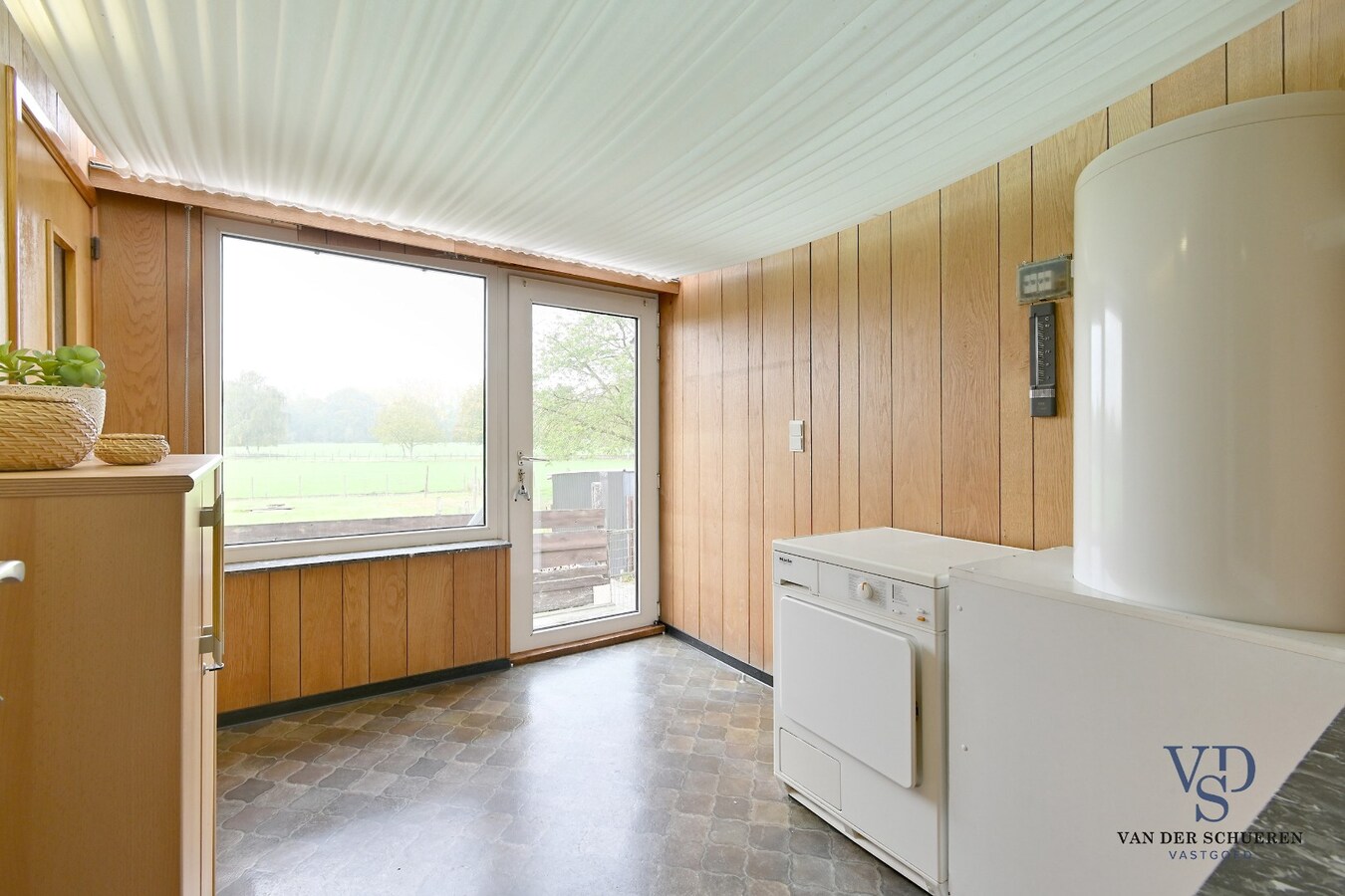 Te renoveren woning met uniek uitzicht op de omliggende akkers 