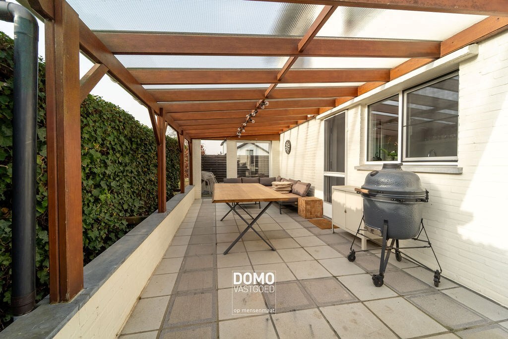 VOLLEDIG GERENOVEERDE OPEN BEBOUWING MET 4 SLAAPKAMERS EN GARAGE 