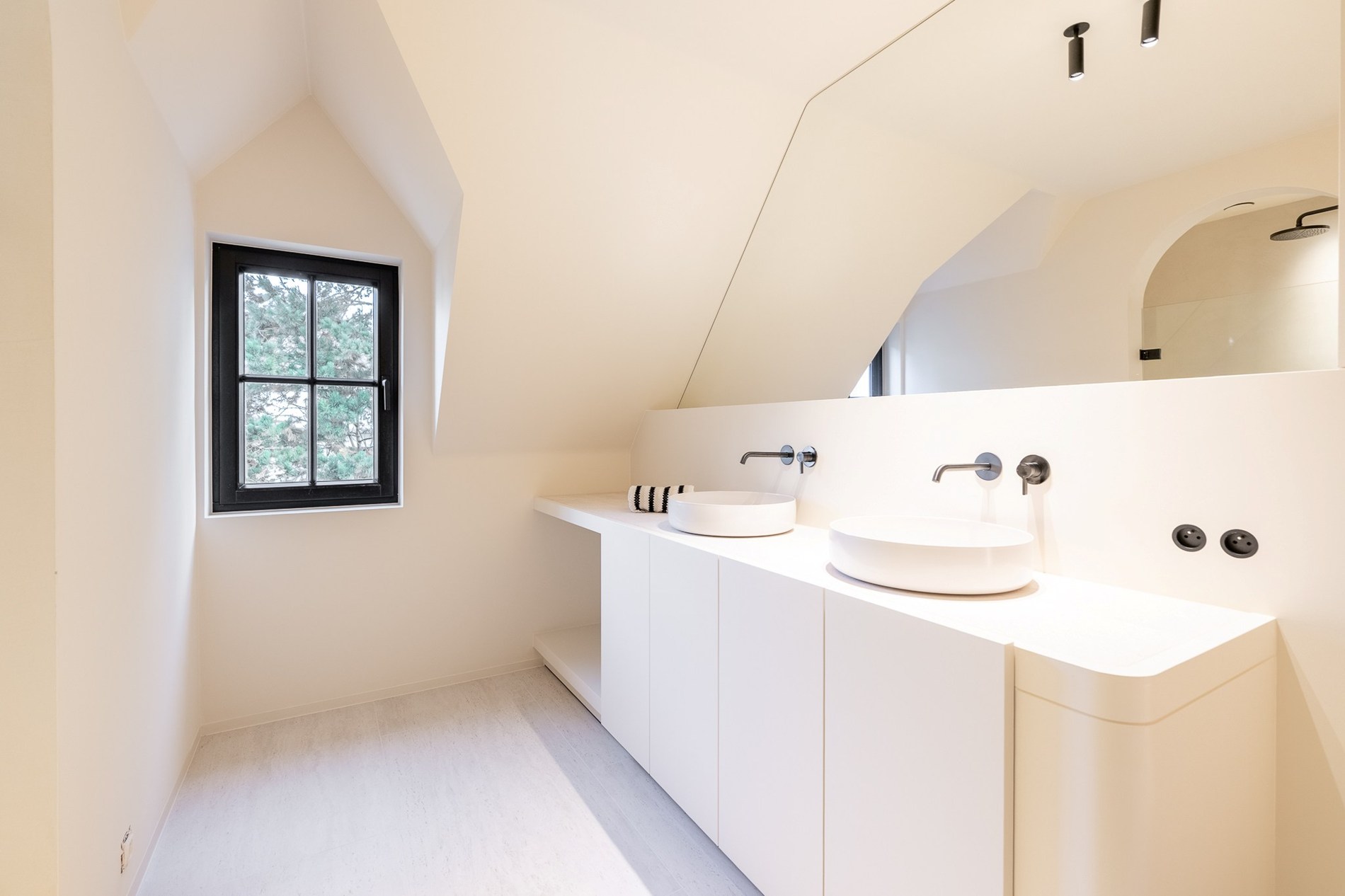 Luxueus gerenoveerde koppelvilla met zwembad in de Noordzeelaan te Knokke. 