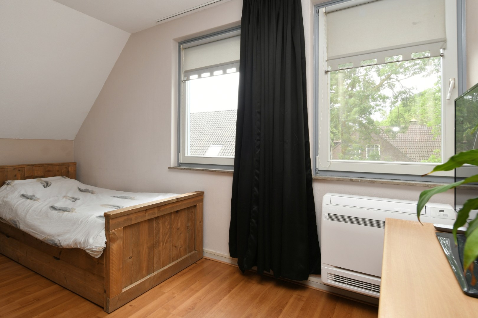 Fraai gelegen halfvrijstaande woning in hartje Kessel met vier slaapkamers, souterrain, inpandige garage, tuinkamer, zwembad en prachtig uitzicht over de Maas 
