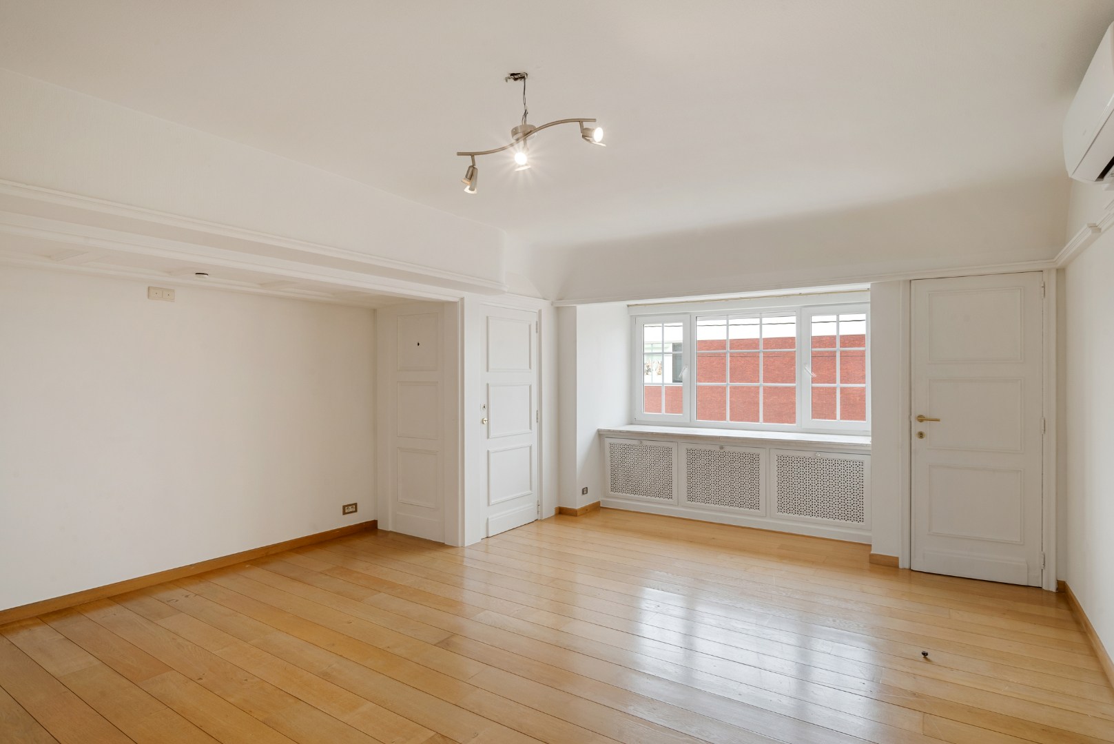 Stijlvolle villa met 5 slaapkamers op mooi perceel van 1325m² 